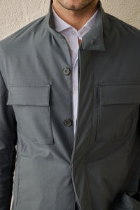 Herren-Safarijacke aus Baumwollmischgewebe in Salbeigrün und beige Hose – Smart Casual Outfit