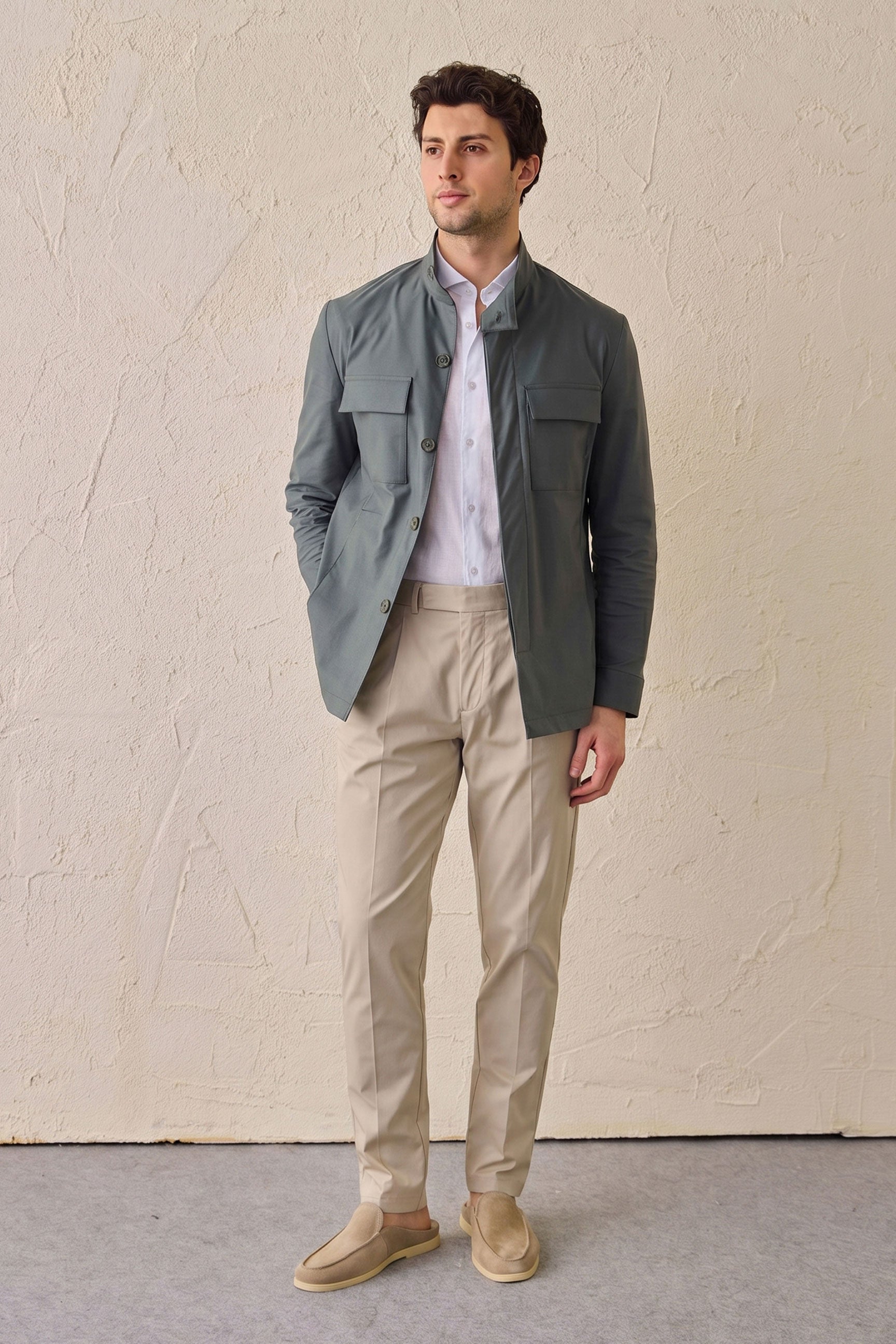 Herren-Safarijacke aus Baumwollmischgewebe in Salbeigrün und beige Hose – Smart Casual Outfit