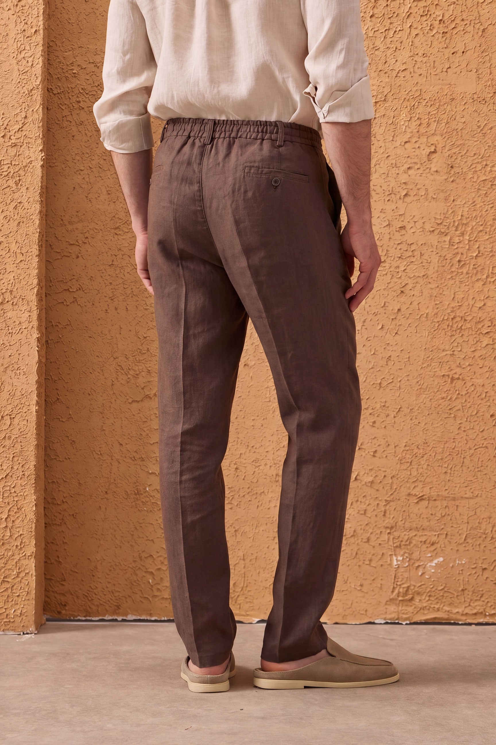 Herrenhose aus braunem 100% Leinen mit Bundfalten und Kordelzug, bequeme, gerade Passform