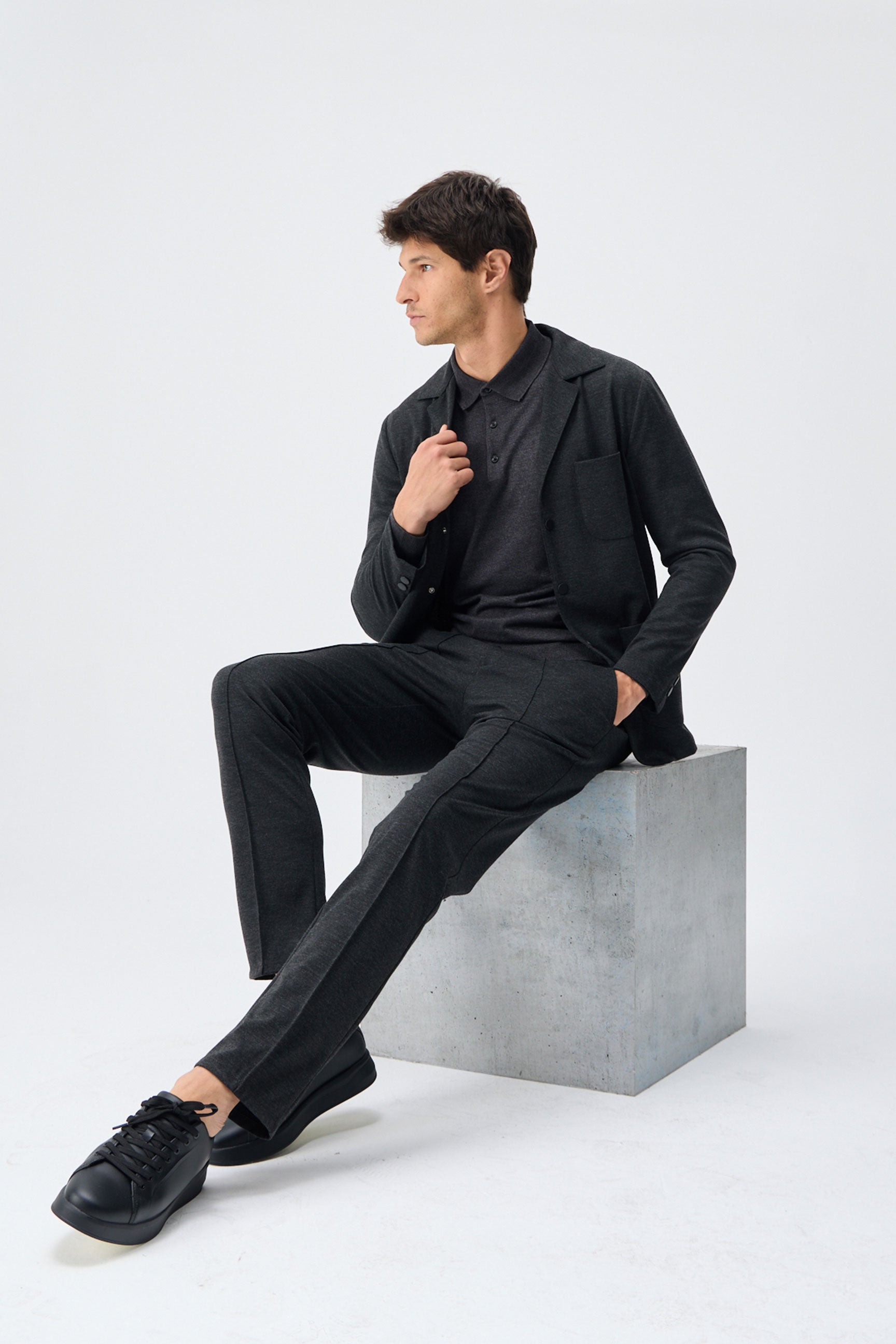 Herren-Anzugset aus anthrazitfarbenem, weichem Jersey, bestehend aus Blazer und Hose.