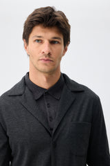 Herren-Anzugset aus anthrazitfarbenem, weichem Jersey, bestehend aus Blazer und Hose.