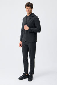 Herren-Anzugset aus anthrazitfarbenem, weichem Jersey, bestehend aus Blazer und Hose.