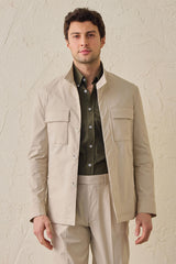 Beigefarbener, eleganter 2-teiliger Herrenanzug im Safari-Stil mit Stehkragen und Stretchanteil