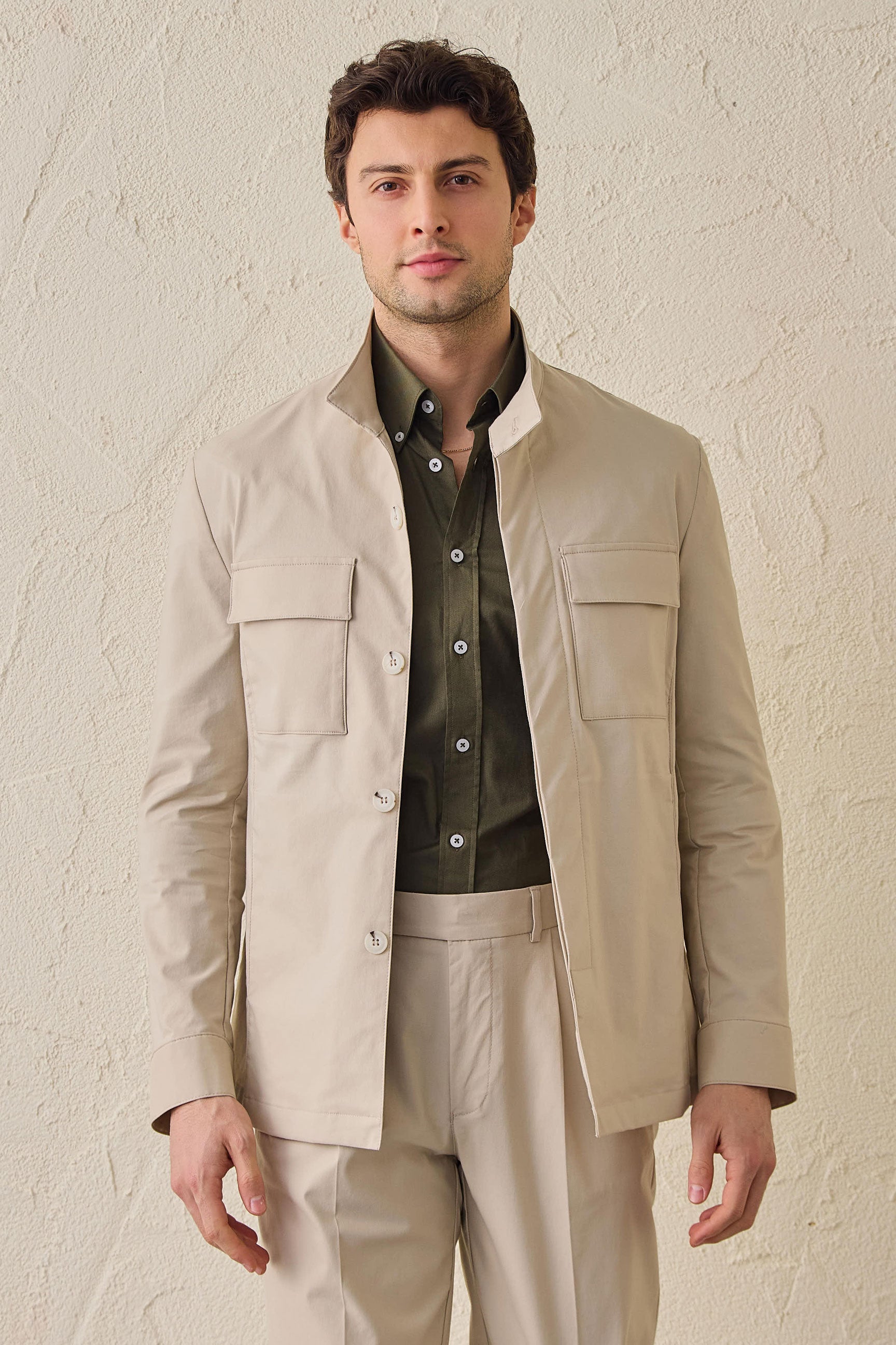 Beigefarbener, eleganter 2-teiliger Herrenanzug im Safari-Stil mit Stehkragen und Stretchanteil