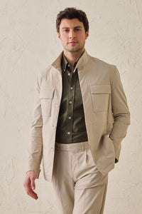 Beigefarbener, eleganter 2-teiliger Herrenanzug im Safari-Stil mit Stehkragen und Stretchanteil