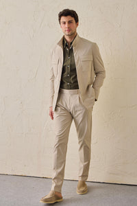 Beigefarbener, eleganter 2-teiliger Herrenanzug im Safari-Stil mit Stehkragen und Stretchanteil
