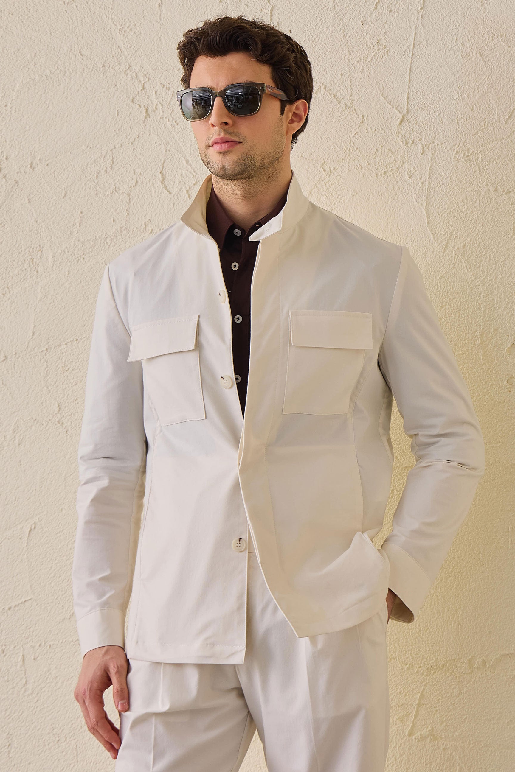 Weißer, eleganter 2-teiliger Herrenanzug im Safari-Stil mit Stehkragen und Stretchanteil