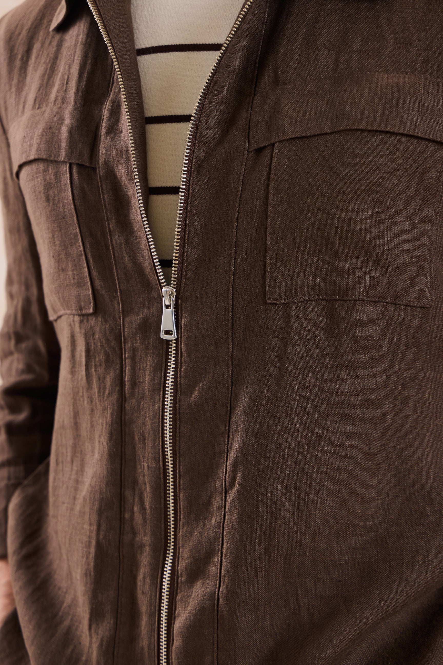 Herren-Leinenanzug, zweiteilig, elegant-lässig, aus braunem Leinen, mit Reißverschluss vorne, im Safari-Stil, Sommer