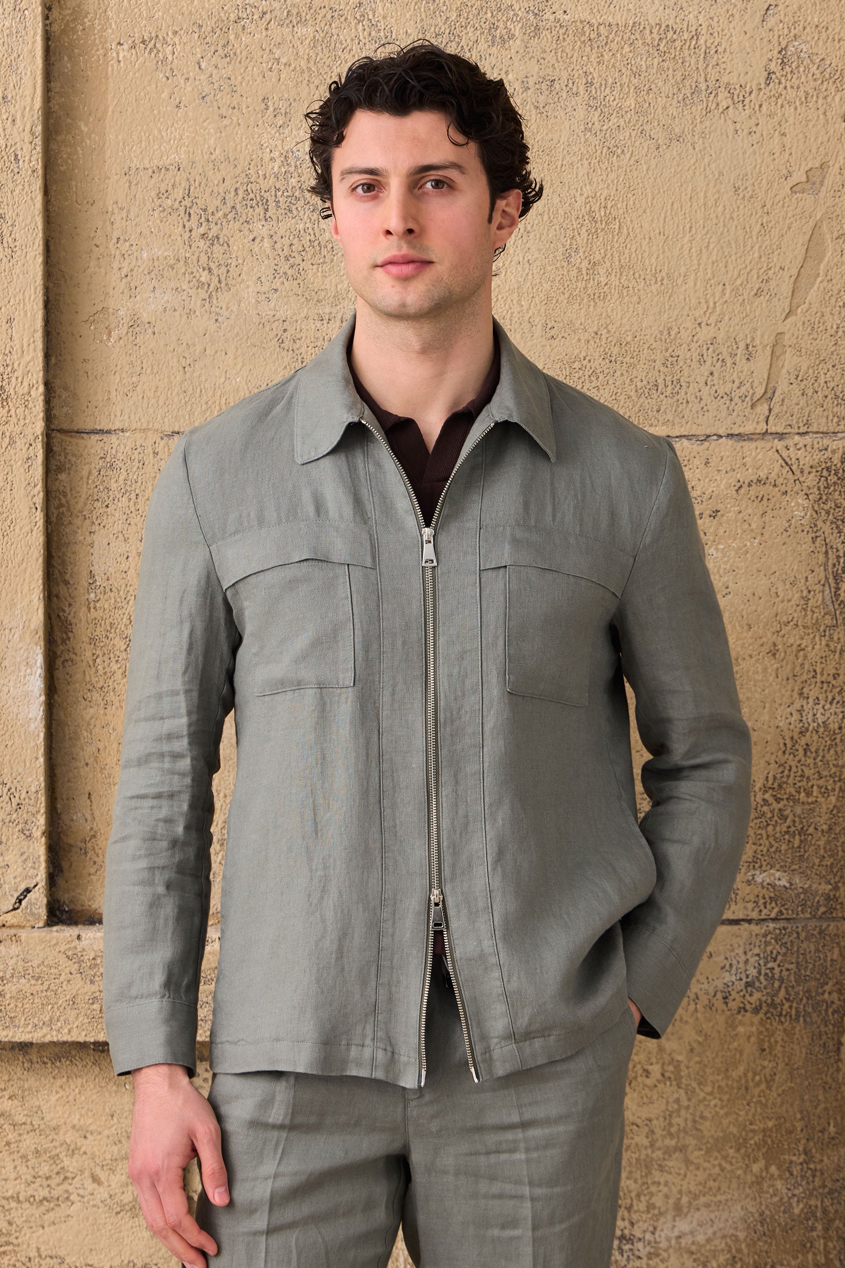 Herren-Leinenanzug in Salbeigrün, elegant-lässig, 2-teilig, mit Reißverschluss vorne, Safari-Stil, Sommer