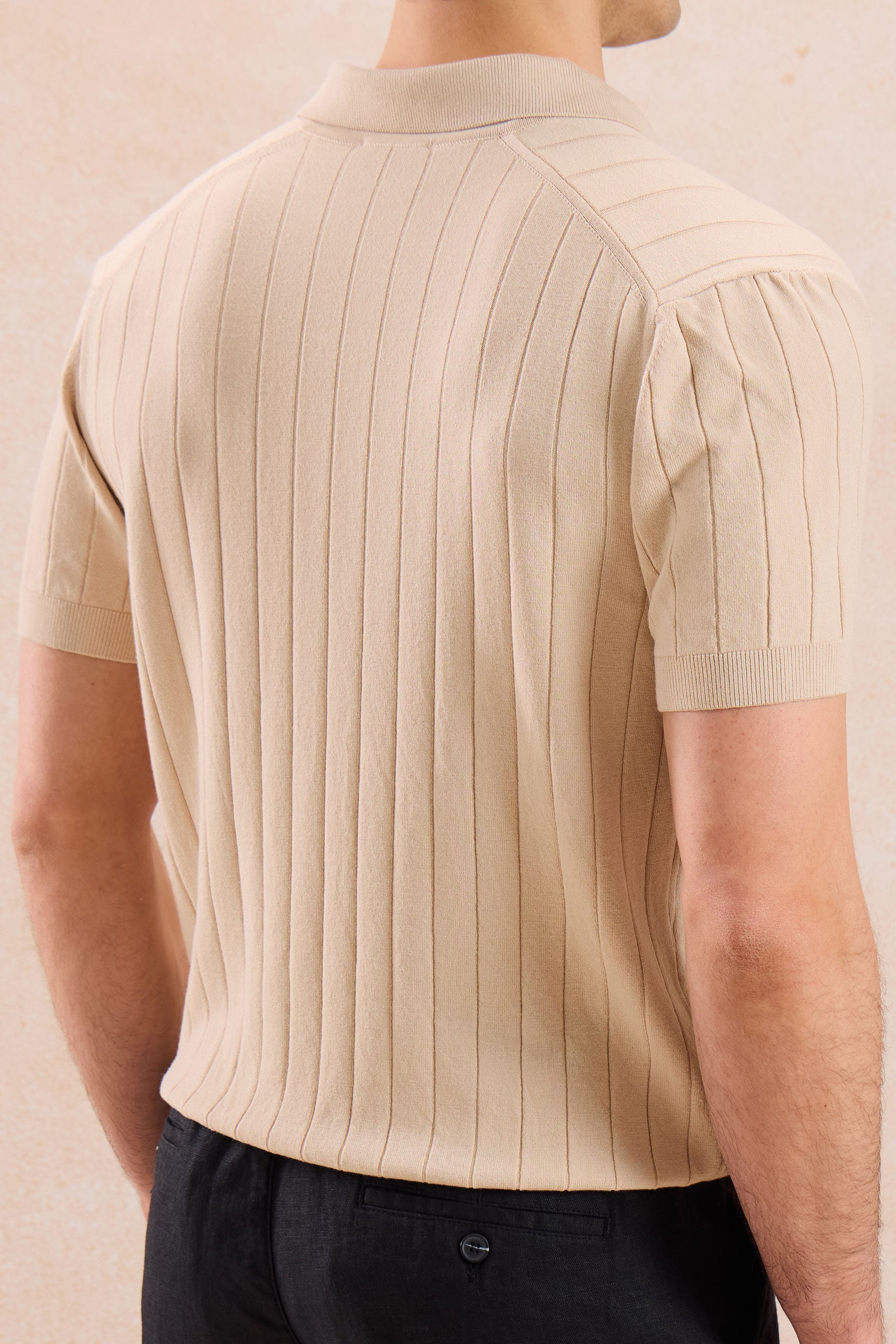 Beiges geripptes Herren-Poloshirt