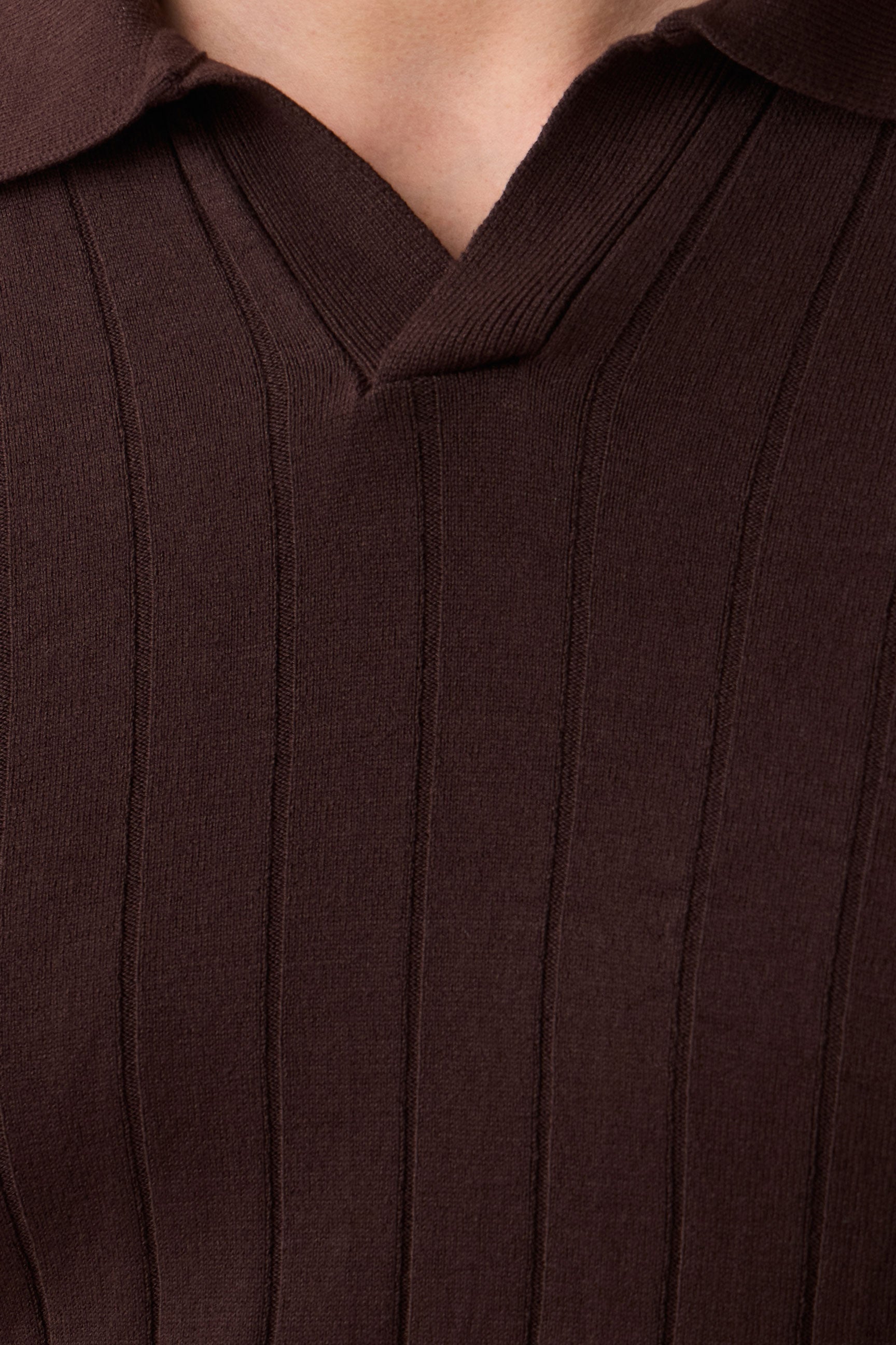 Braunes Herren-Poloshirt mit Rippstrick