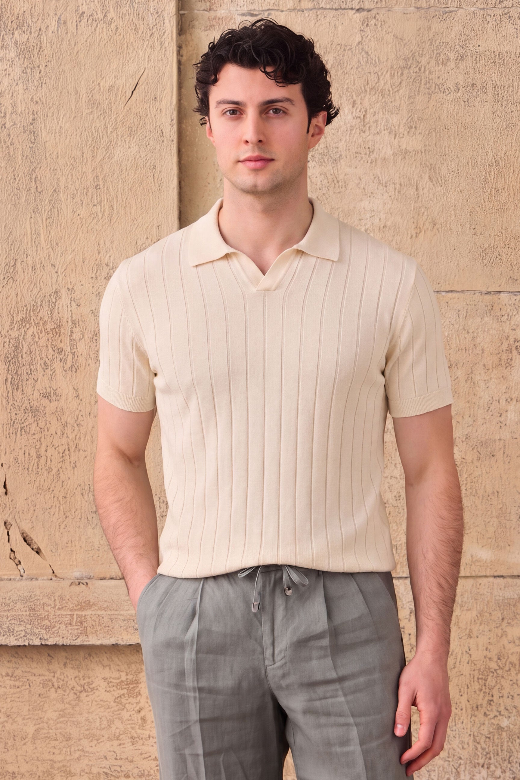 Herren-Polohemd aus cremefarbenem Rippstrick