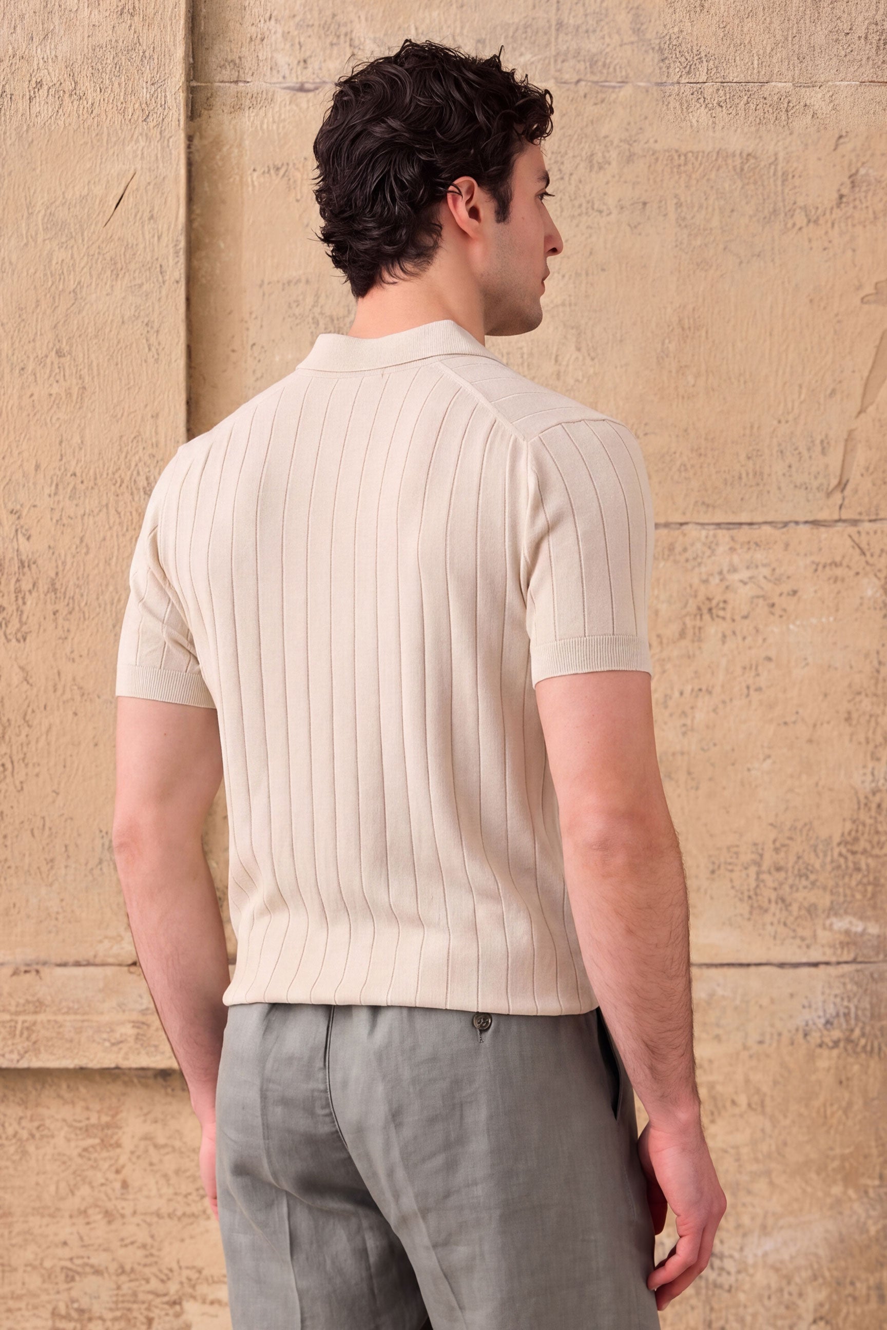 Herren-Polohemd aus cremefarbenem Rippstrick