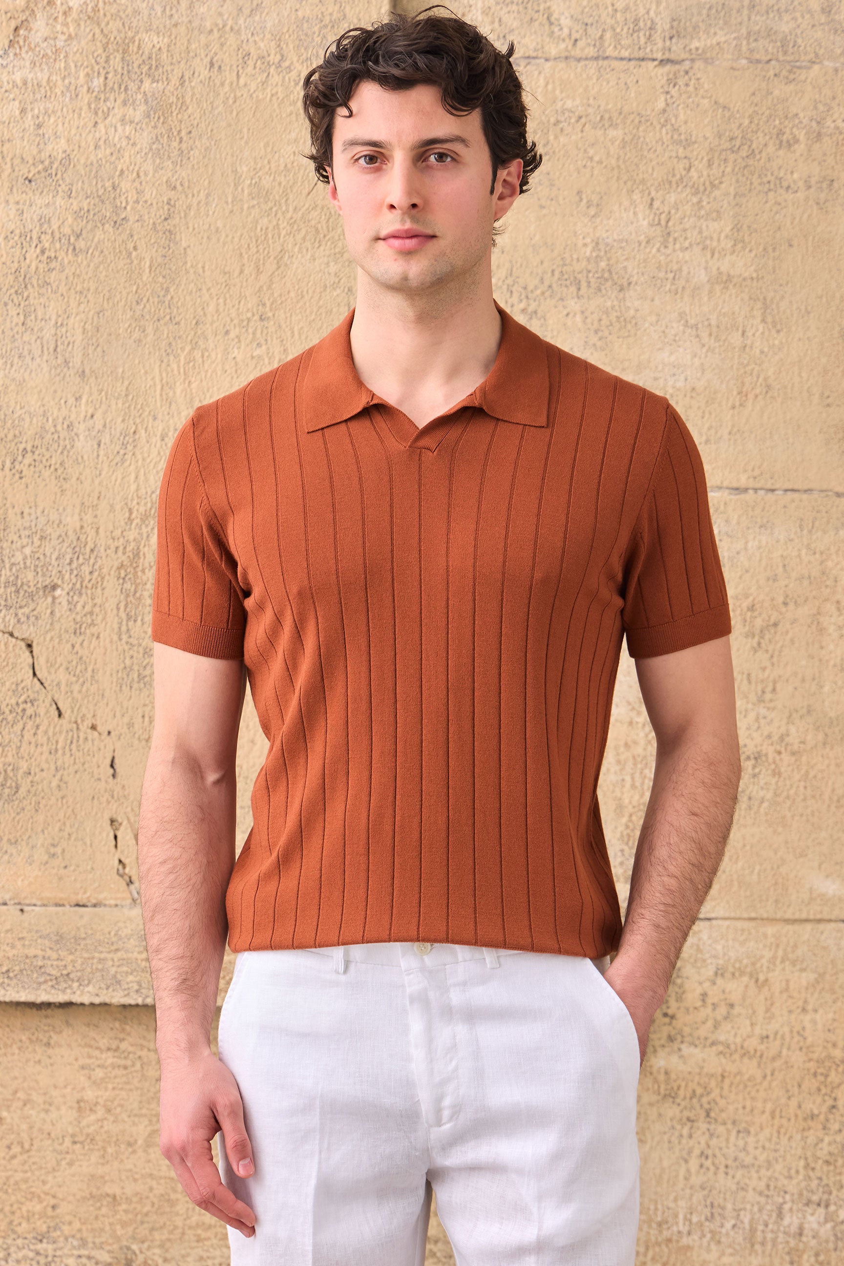 Herren-Poloshirt aus rostorangefarbenem Rippstrick