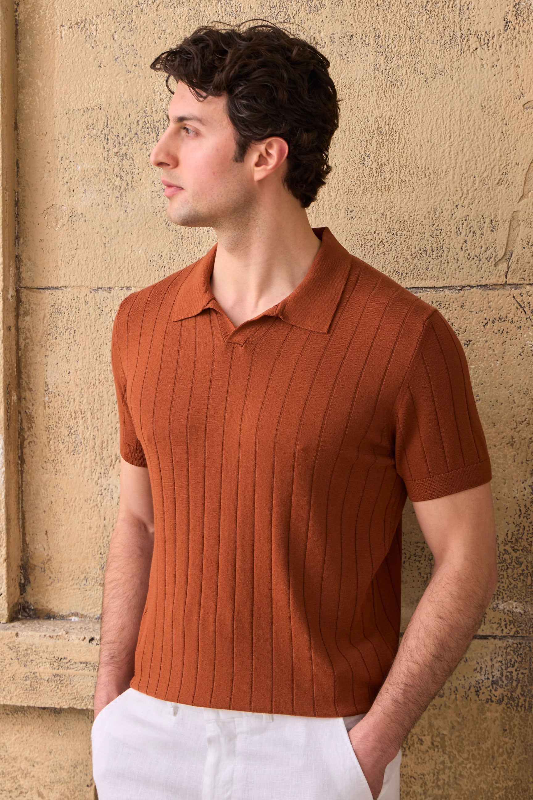 Herren-Poloshirt aus rostorangefarbenem Rippstrick