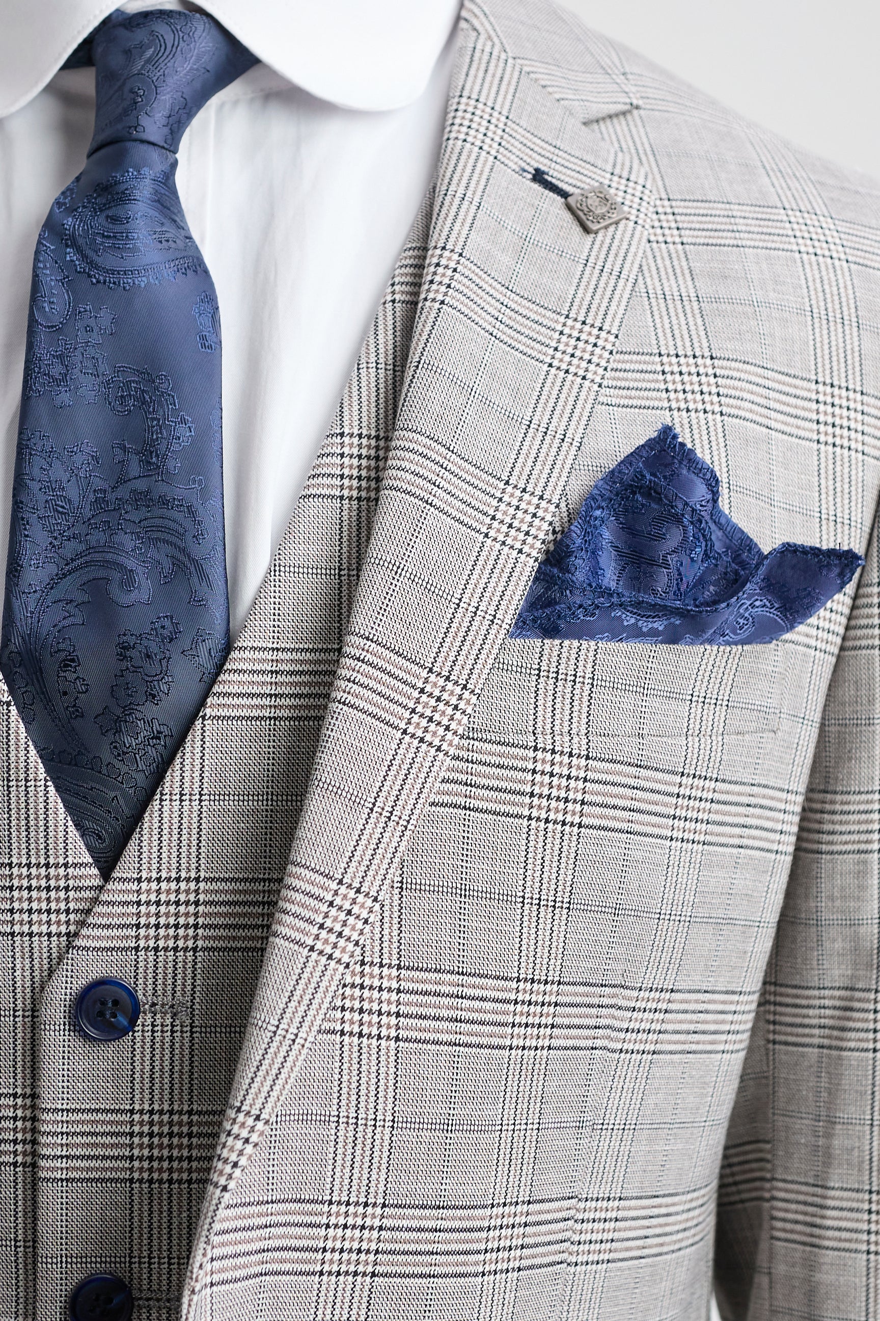 Hugo Herrenanzug, hellgrau, dreiteilig, mit marineblauem Karomuster und Samtbesatz
