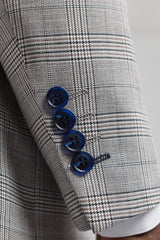 Hugo Herrenanzug, hellgrau, dreiteilig, mit marineblauem Karomuster und Samtbesatz