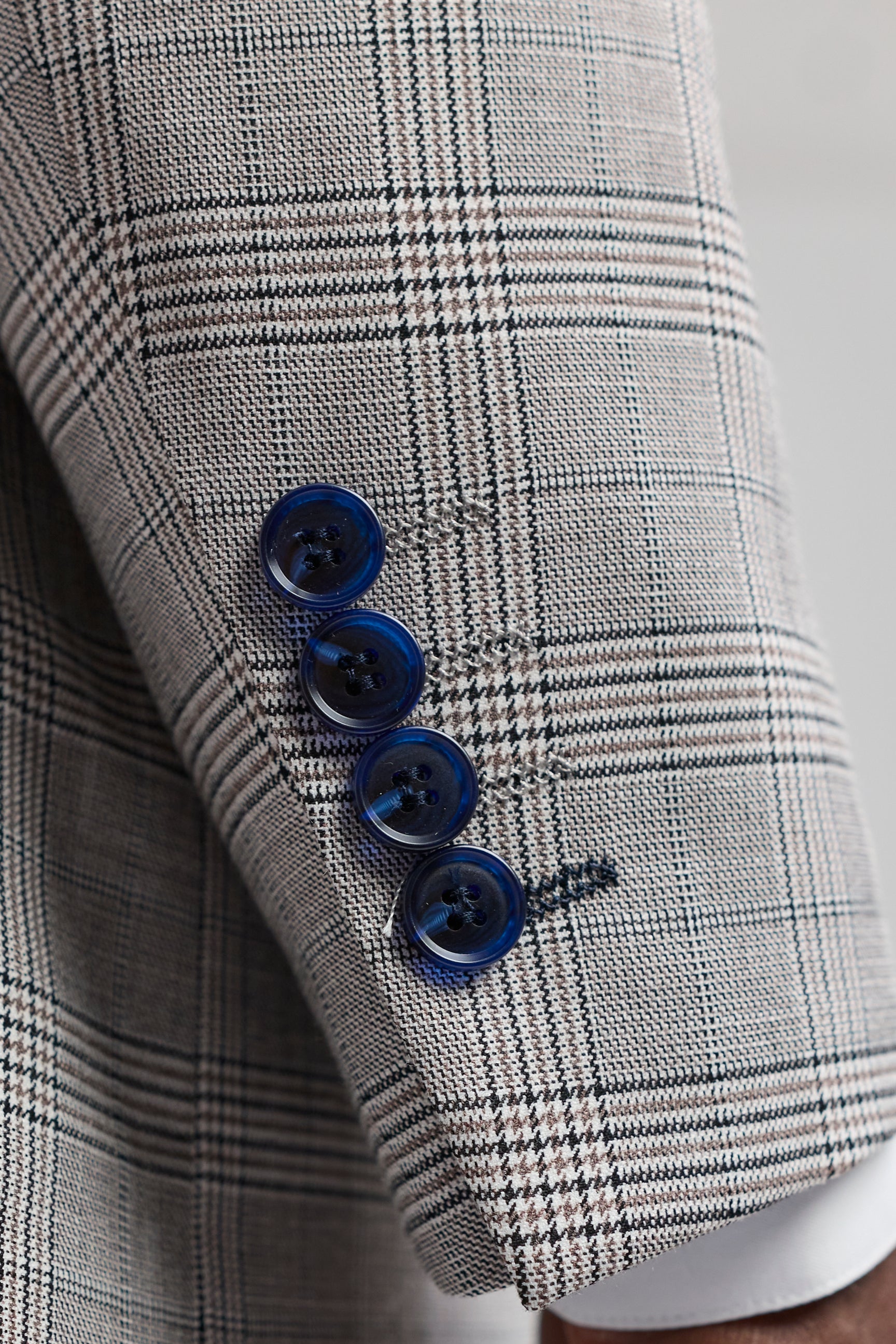 Hugo Herrenanzug, hellgrau, dreiteilig, mit marineblauem Karomuster und Samtbesatz