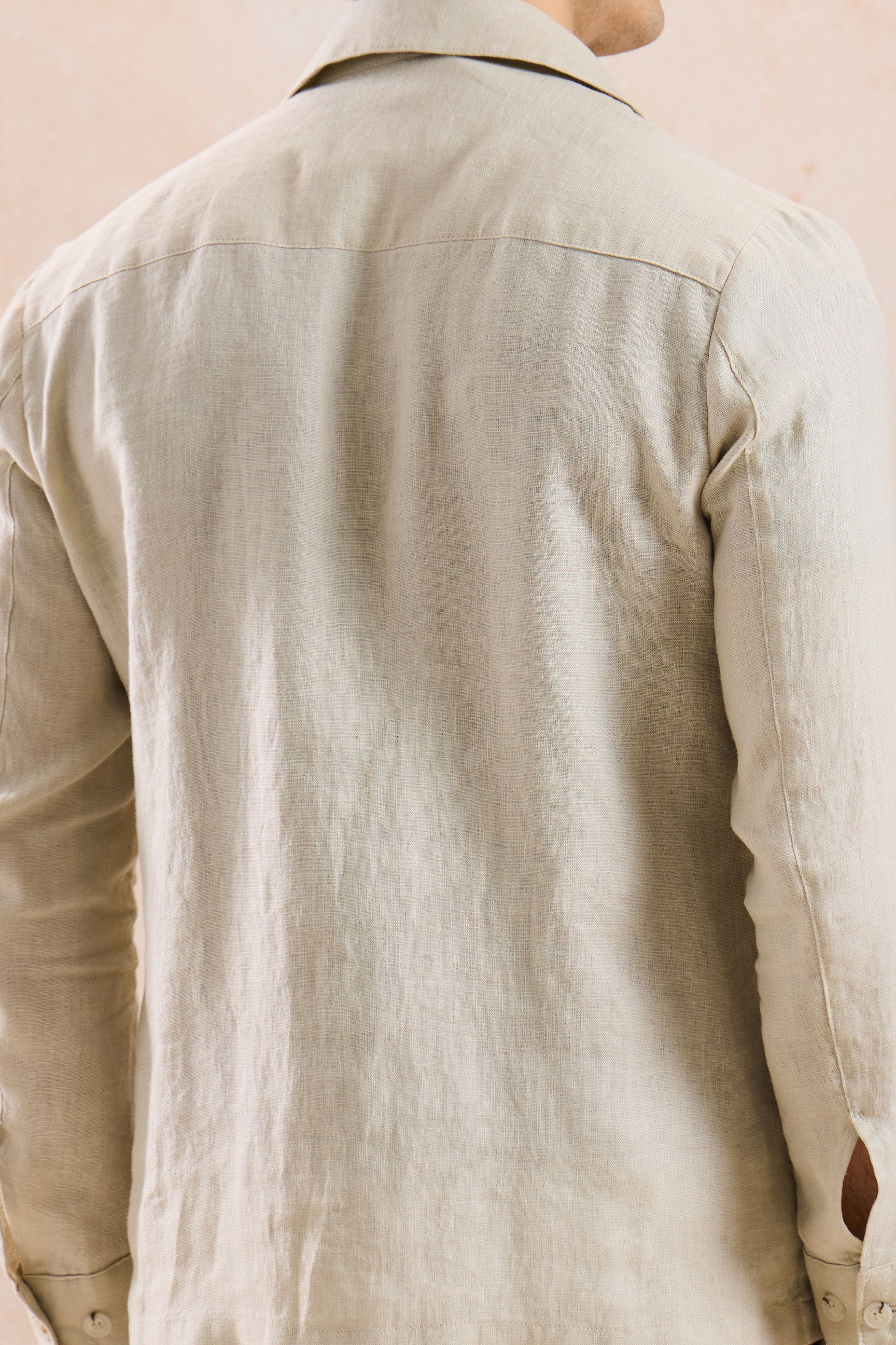 Beige Leinenjacke mit Reißverschluss und braune Hose für Herren – ein elegantes, lässiges Sommeroutfit