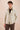 Beige Leinenjacke mit Reißverschluss und braune Hose für Herren – ein elegantes, lässiges Sommeroutfit