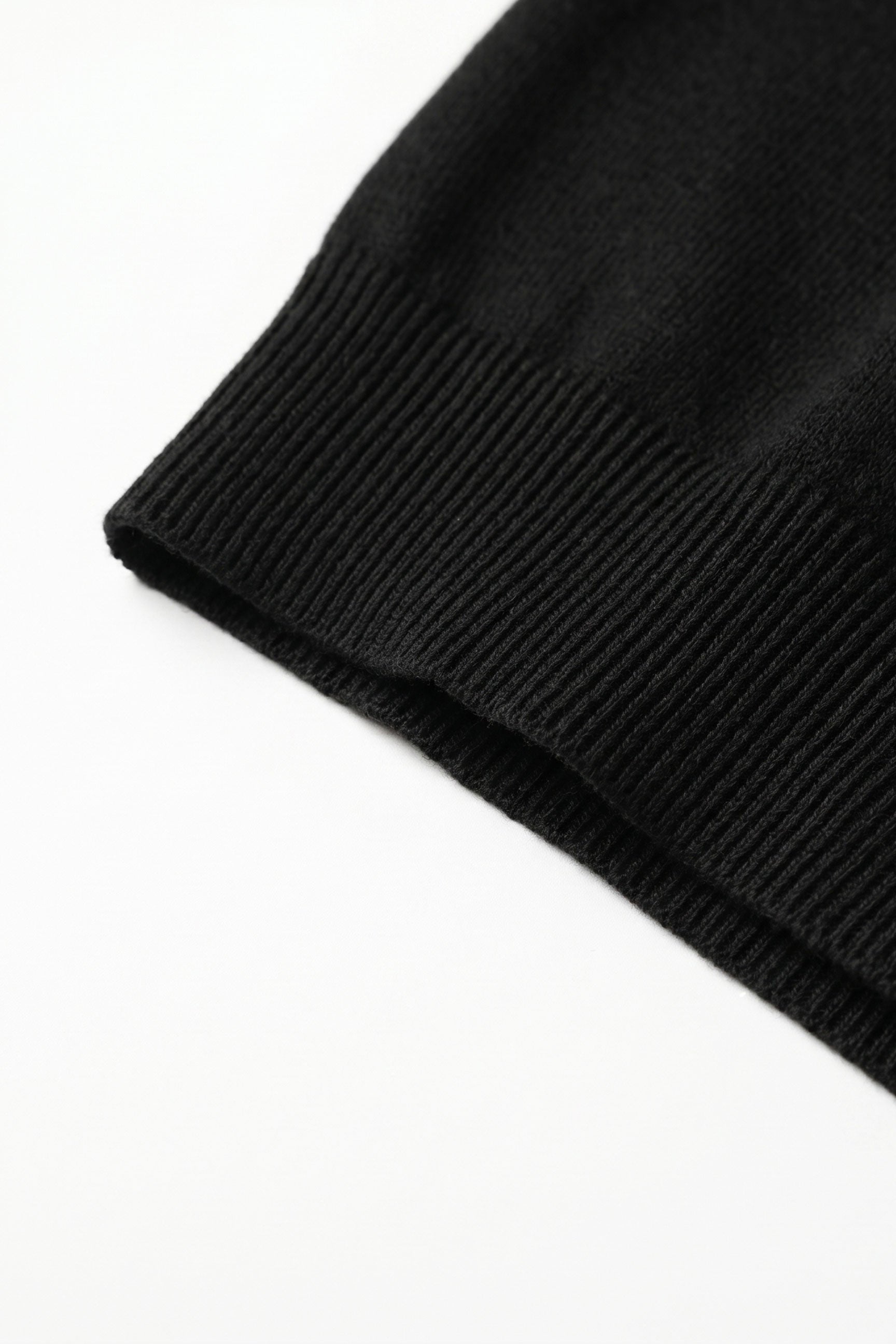 Schwarzes, klassisches Herren-Strickshirt mit kurzen Ärmeln und Rundhalsausschnitt