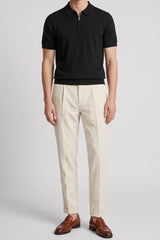 Schwarzes Herren-Poloshirt aus Strick, Kurzarm, mit Reißverschluss am Kragen, weichem Materialmix