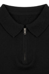 Schwarzes Herren-Poloshirt aus Strick, Kurzarm, mit Reißverschluss am Kragen, weichem Materialmix