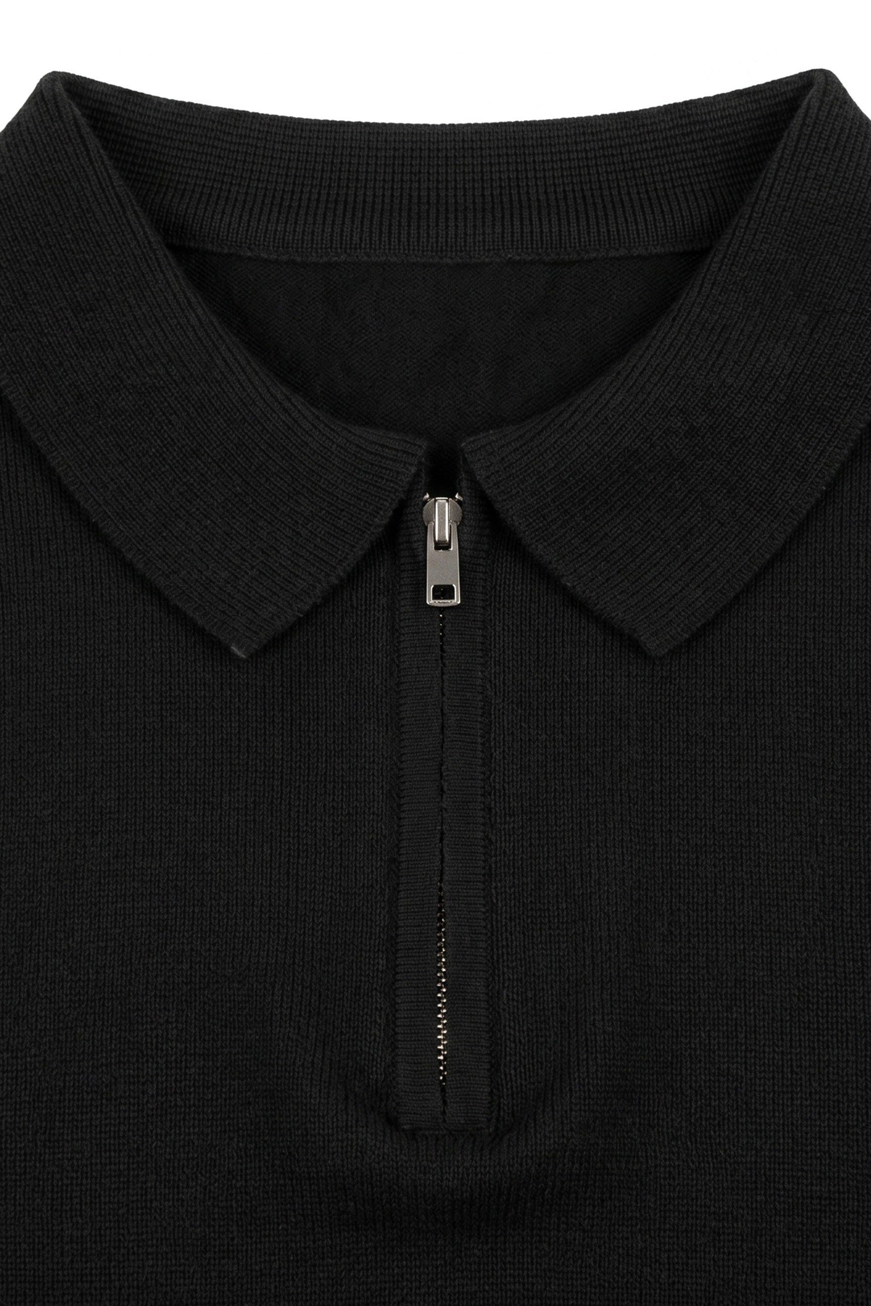 Schwarzes Herren-Poloshirt aus Strick, Kurzarm, mit Reißverschluss am Kragen, weichem Materialmix