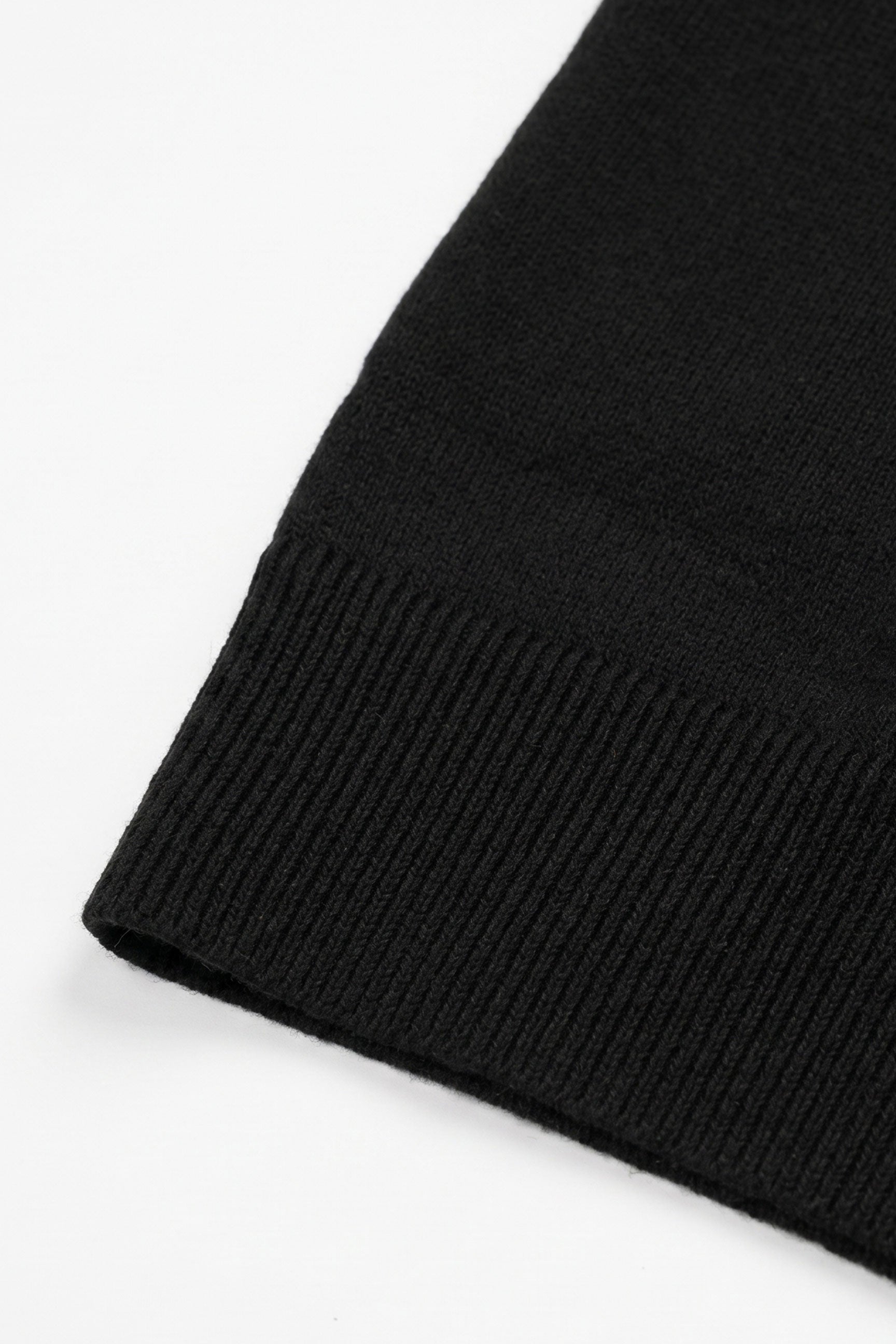 Schwarzes Herren-Poloshirt aus Strick, Kurzarm, mit Reißverschluss am Kragen, weichem Materialmix
