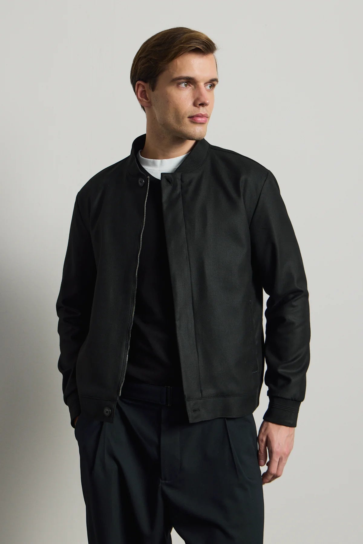 Schwarze, minimalistische, elegante Bomberjacke für Herren