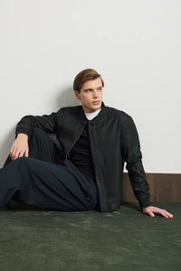 Schwarze, minimalistische, elegante Bomberjacke für Herren
