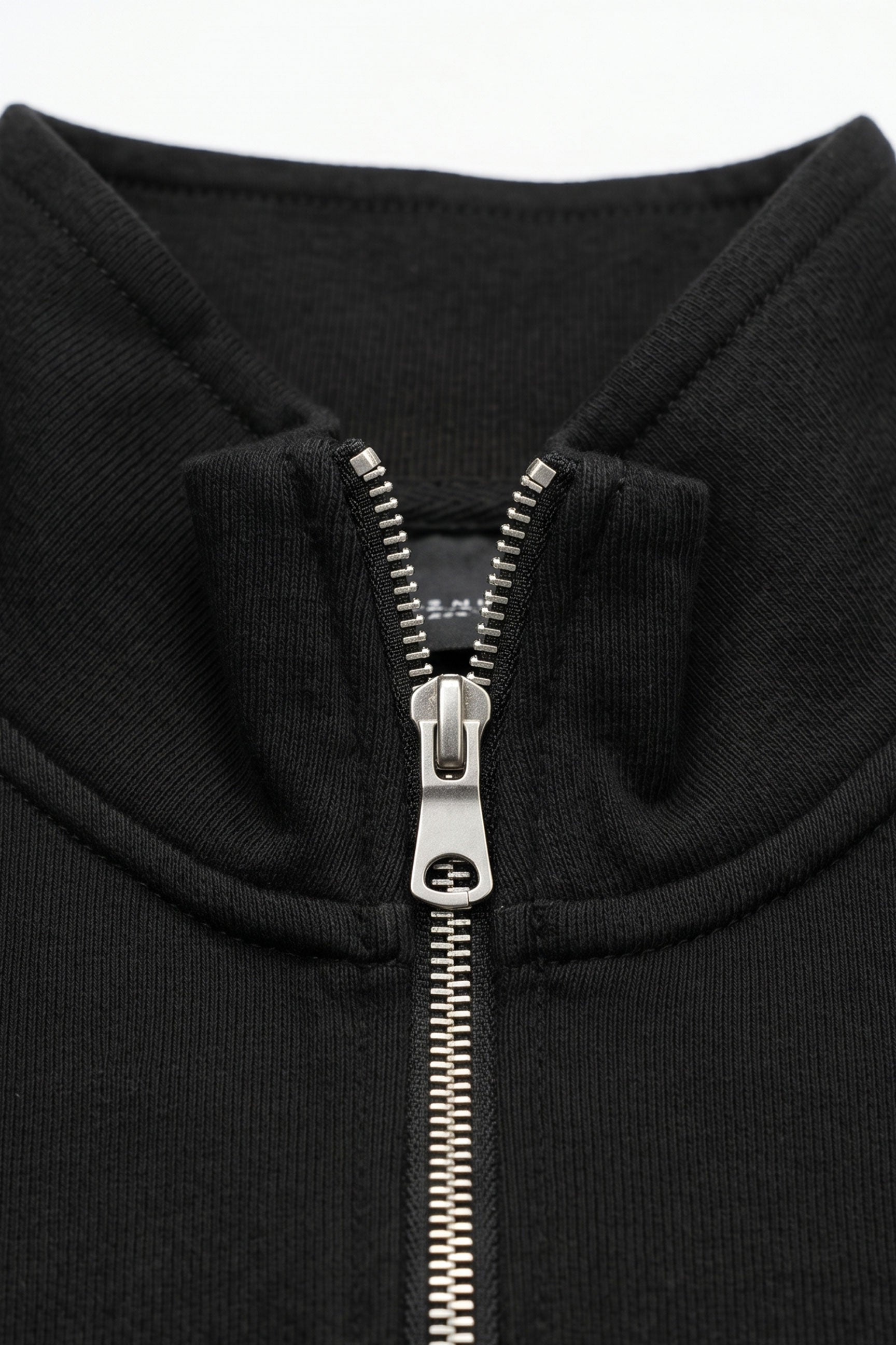 Schwarzer Herren-Pullover mit Viertelreißverschluss und Stehkragen aus Baumwollmischgewebe