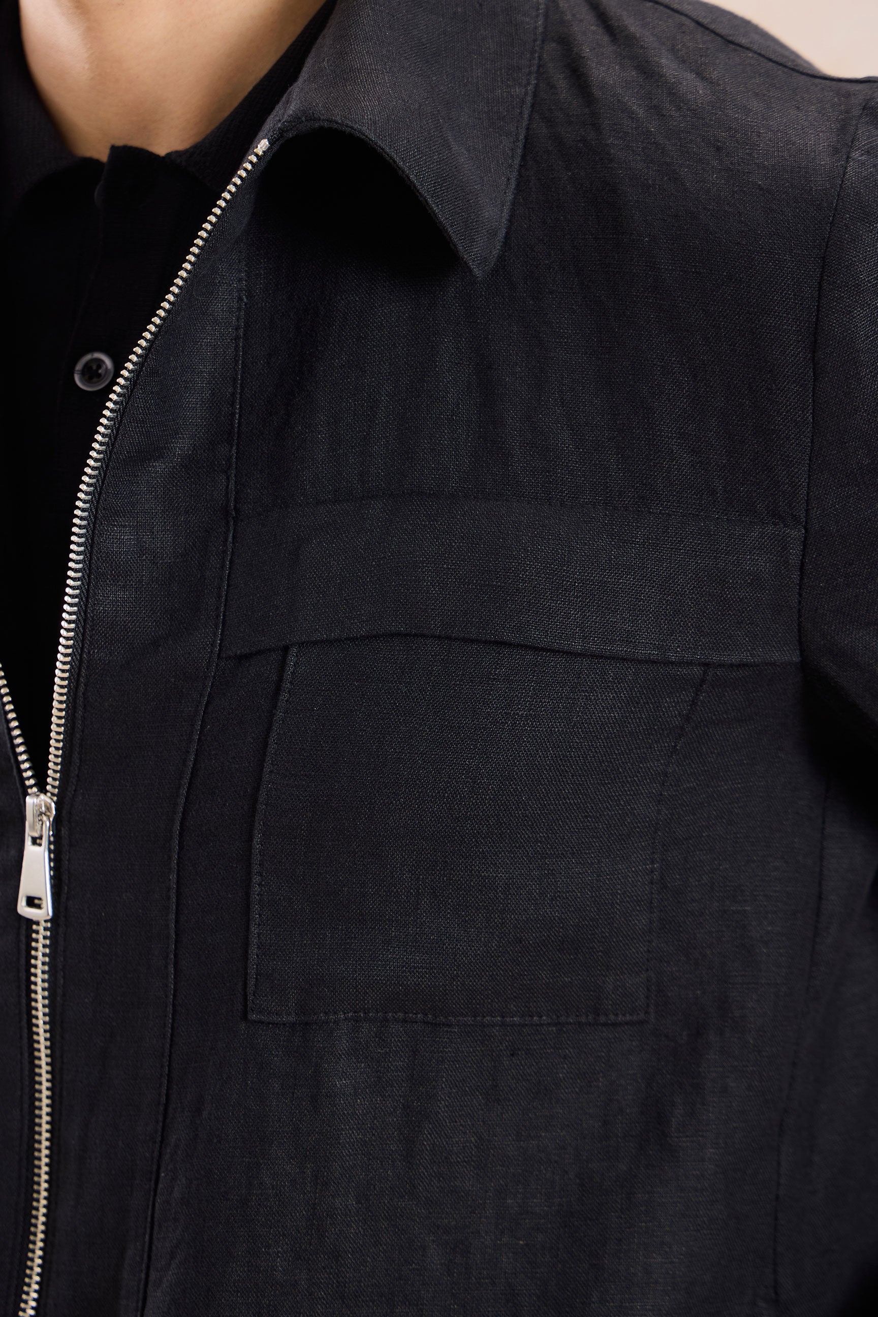 Schwarze Leinenjacke mit Reißverschluss und beigefarbene Hose für Herren – ein elegantes, lässiges Sommeroutfit