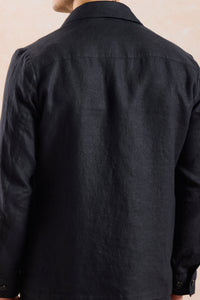 Schwarze Leinenjacke mit Reißverschluss und beigefarbene Hose für Herren – ein elegantes, lässiges Sommeroutfit