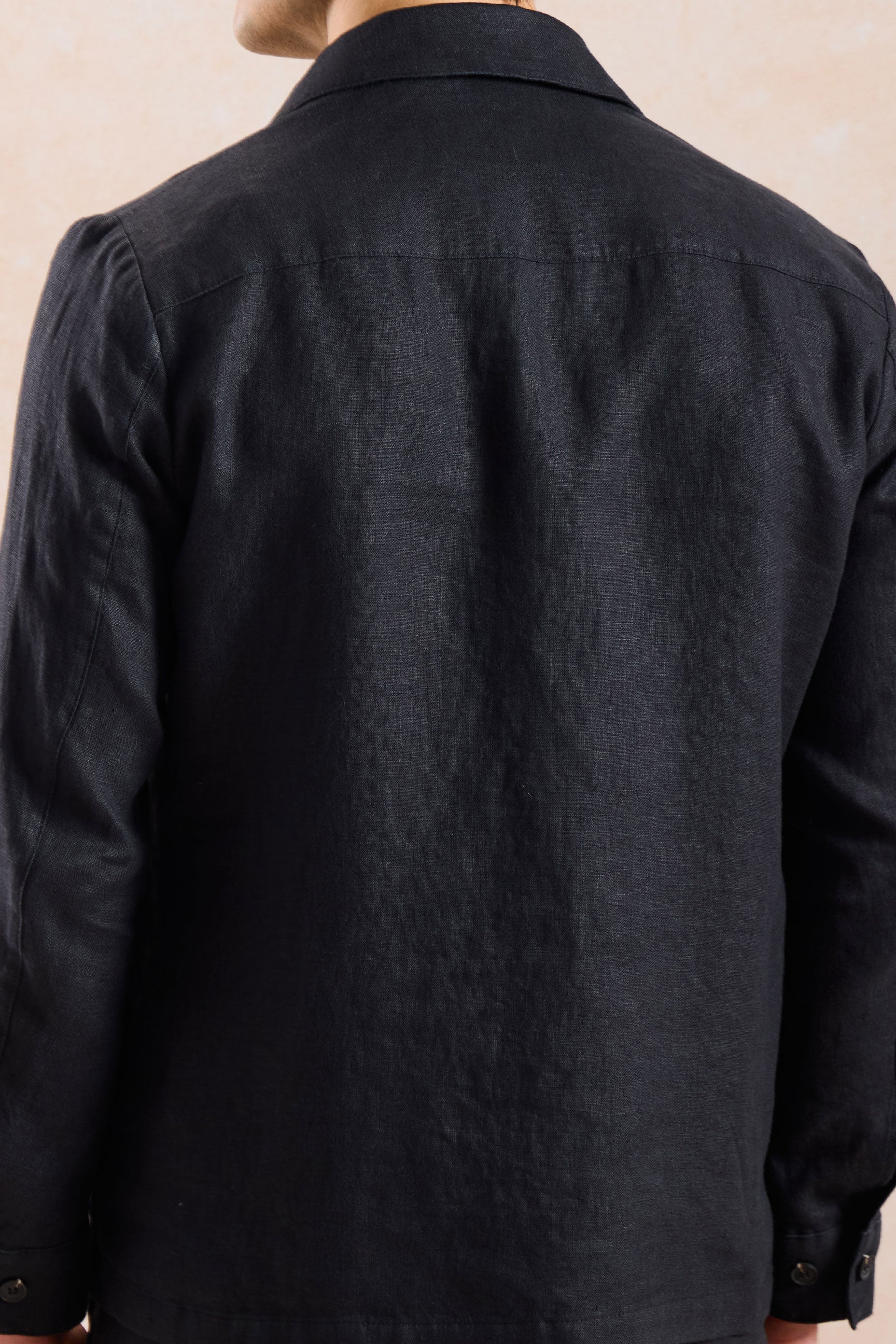 Schwarze Leinenjacke mit Reißverschluss und beigefarbene Hose für Herren – ein elegantes, lässiges Sommeroutfit