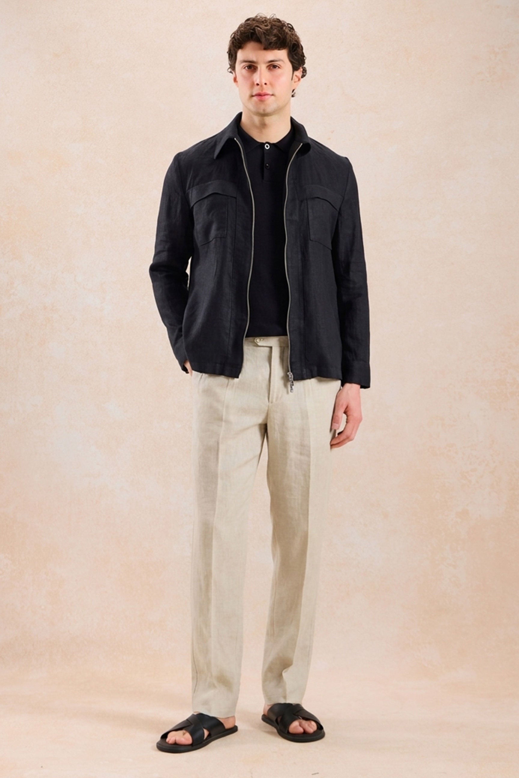 Schwarze Leinenjacke mit Reißverschluss und beigefarbene Hose für Herren – ein elegantes, lässiges Sommeroutfit