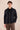 Schwarze Leinenjacke mit Reißverschluss und braune Hose für Herren – ein elegantes, lässiges Sommeroutfit