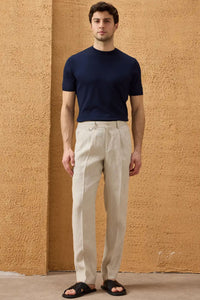 Herren-Leinenjacke mit Reißverschluss in Braun und beigefarbene Hose – ein elegantes, lässiges Sommeroutfit