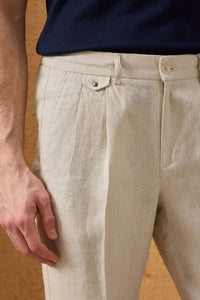 Herren-Leinenjacke mit Reißverschluss in Braun und beigefarbene Hose – ein elegantes, lässiges Sommeroutfit