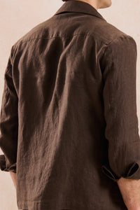 Herren-Leinenjacke mit Reißverschluss in Braun und beigefarbene Hose – ein elegantes, lässiges Sommeroutfit