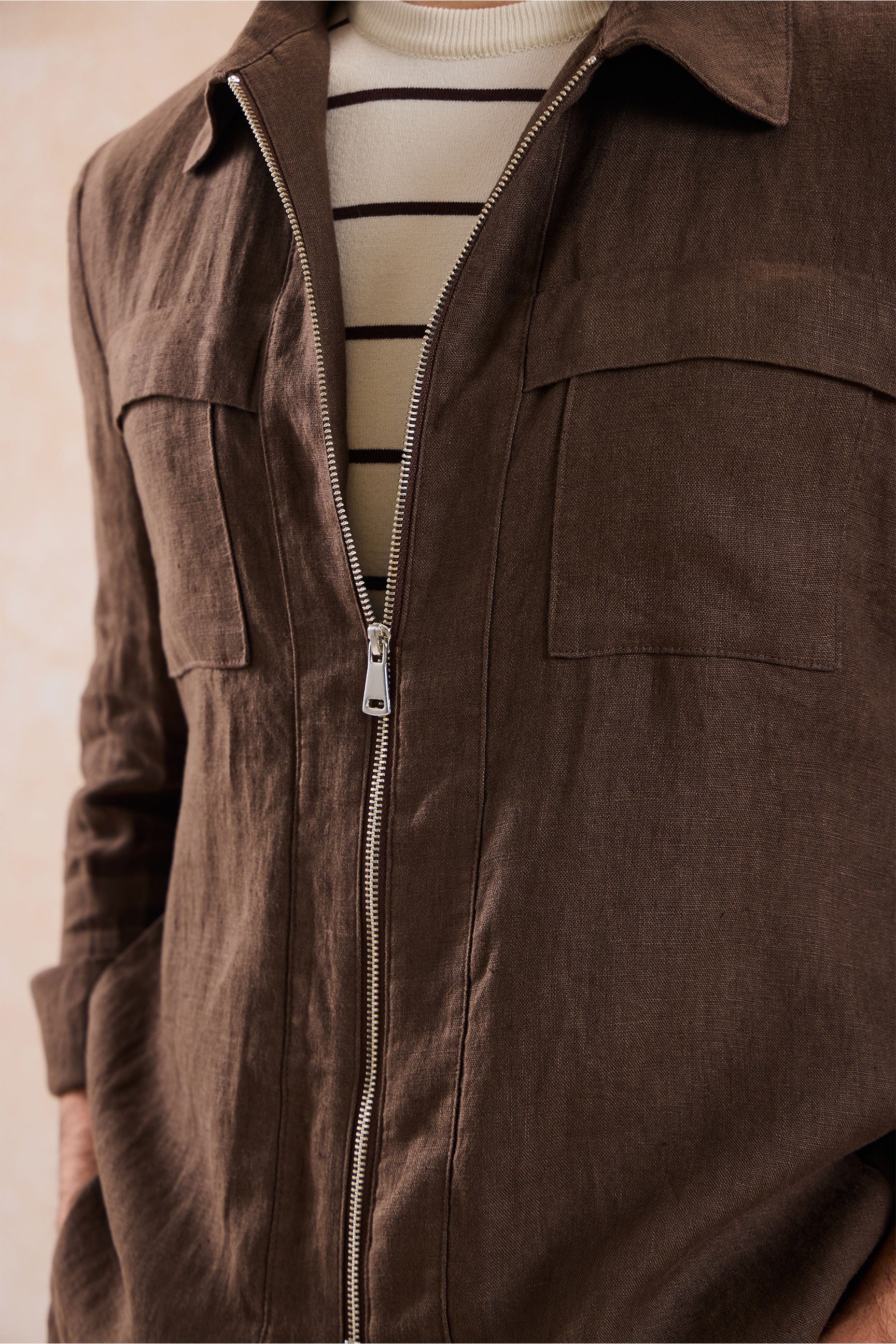 Herren-Leinenjacke mit Reißverschluss in Braun und beigefarbene Hose – ein elegantes, lässiges Sommeroutfit