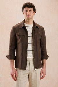 Herren-Leinenjacke mit Reißverschluss in Braun und beigefarbene Hose – ein elegantes, lässiges Sommeroutfit