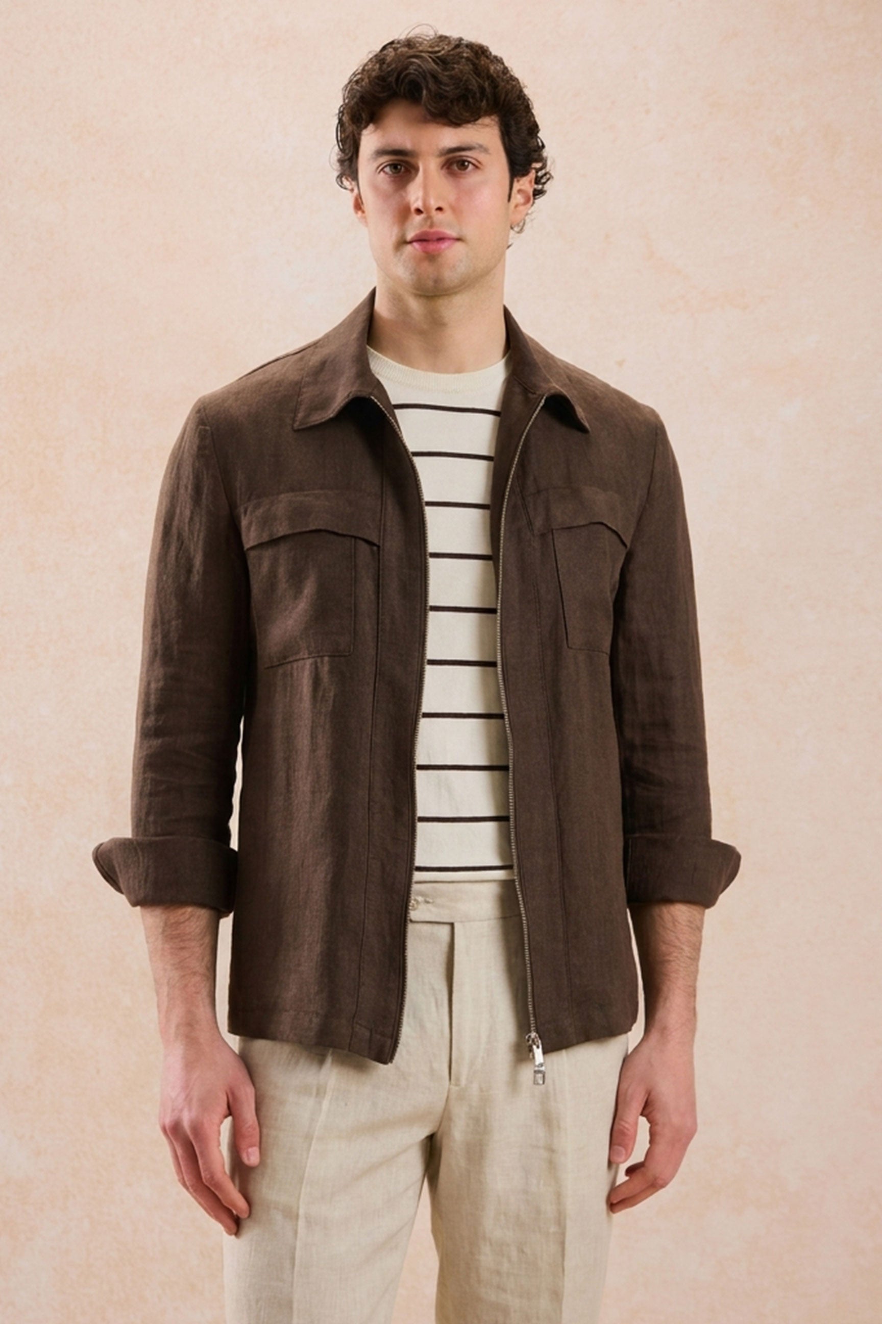 Herren-Leinenjacke mit Reißverschluss in Braun und beigefarbene Hose – ein elegantes, lässiges Sommeroutfit