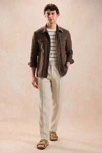 Herren-Leinenjacke mit Reißverschluss in Braun und beigefarbene Hose – ein elegantes, lässiges Sommeroutfit