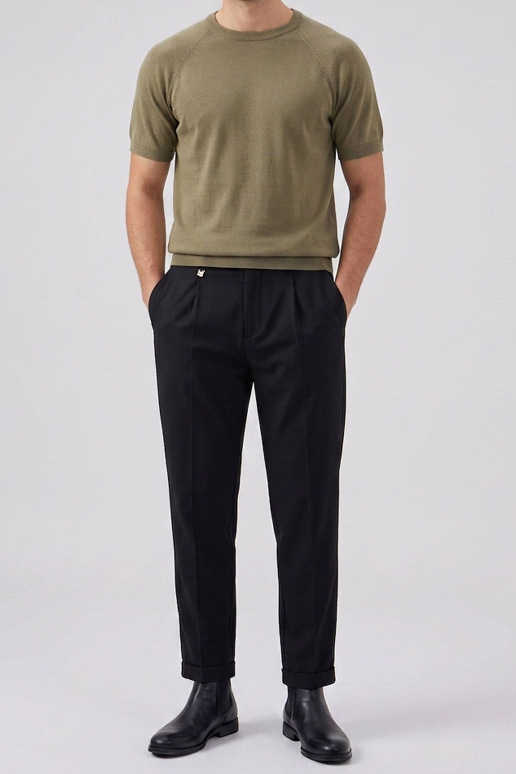 Klassisches khakifarbenes Herren-Strickshirt mit kurzen Ärmeln und Rundhalsausschnitt