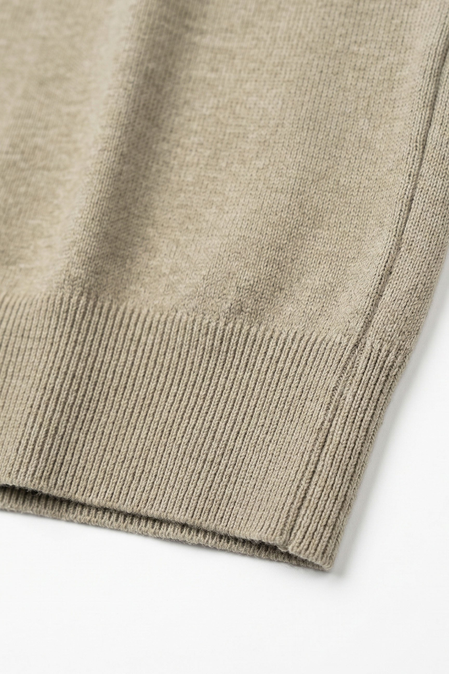 Klassisches khakifarbenes Herren-Strickshirt mit kurzen Ärmeln und Rundhalsausschnitt