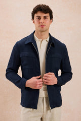 Herren-Leinenjacke mit Reißverschluss in Marineblau und beigefarbene Hose – ein elegantes, lässiges Sommeroutfit