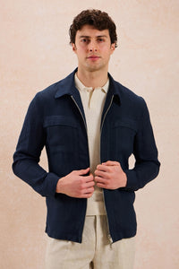 Herren-Leinenjacke mit Reißverschluss in Marineblau und beigefarbene Hose – ein elegantes, lässiges Sommeroutfit