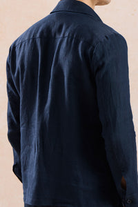 Herren-Leinenjacke mit Reißverschluss in Marineblau und beigefarbene Hose – ein elegantes, lässiges Sommeroutfit