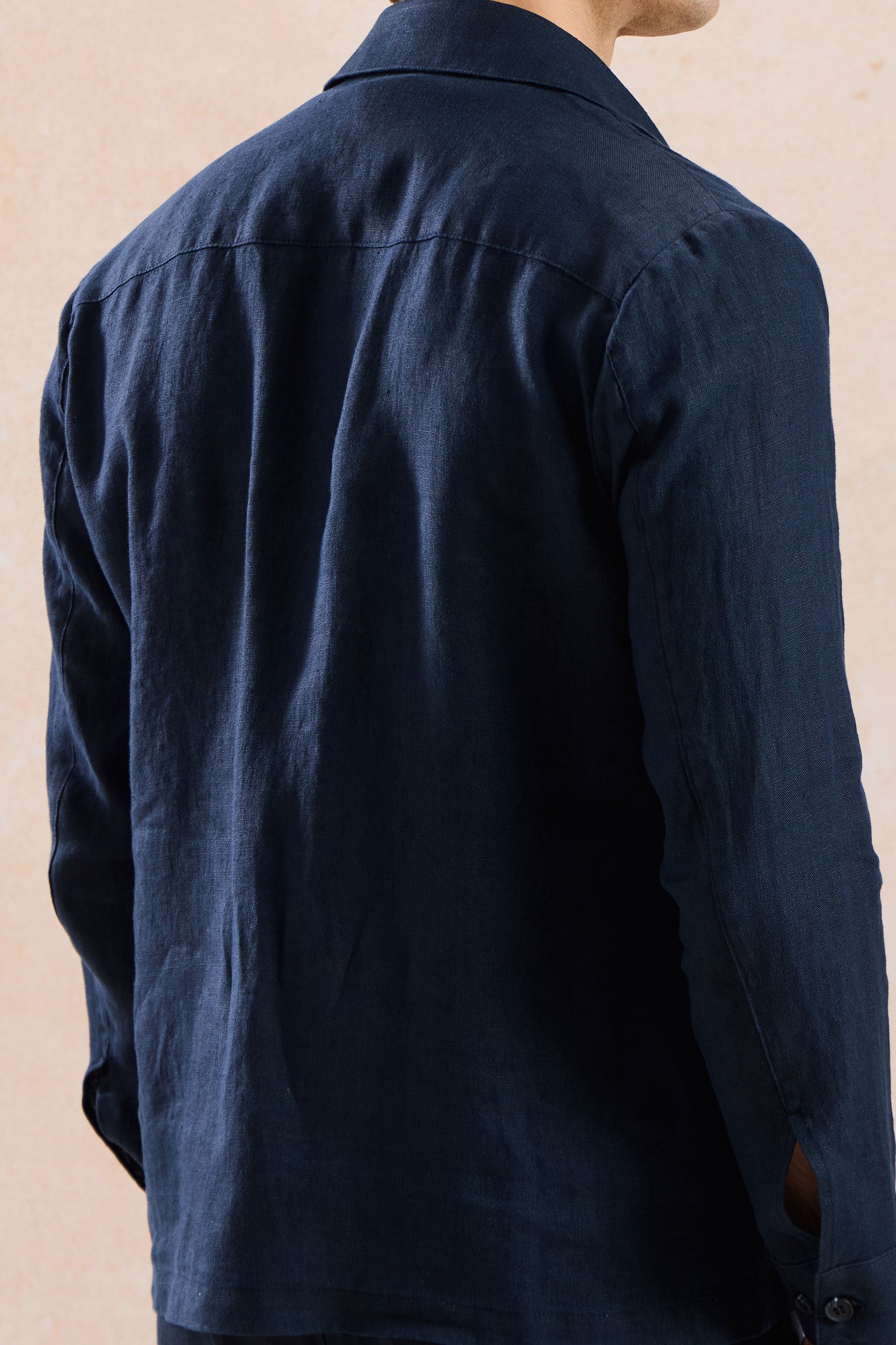 Herren-Leinenjacke mit Reißverschluss in Marineblau und beigefarbene Hose – ein elegantes, lässiges Sommeroutfit